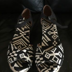 Toms size 9 platform ankle strap shoes